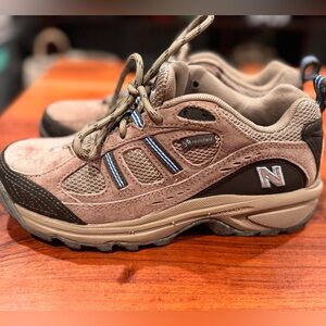 Women’s New Balance Abzorb Hiking Shoes sneakers 6.5 water resistant. Like new.